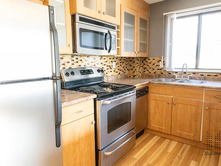 223 Victoria Dr — Photo 2