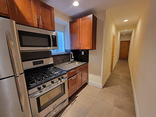 2nd image of 677 Lincoln Pl APT 4