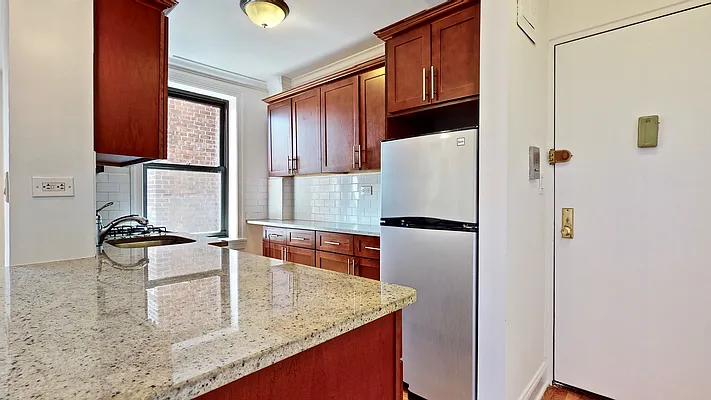 Sold by Bizzarro Agency | media 3