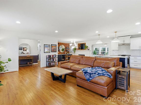 5th image of 6020 Rose Valley Dr