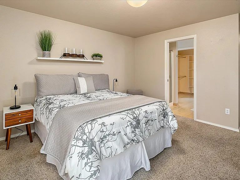 Master Suite w/ Queen Bed (2nd floor)