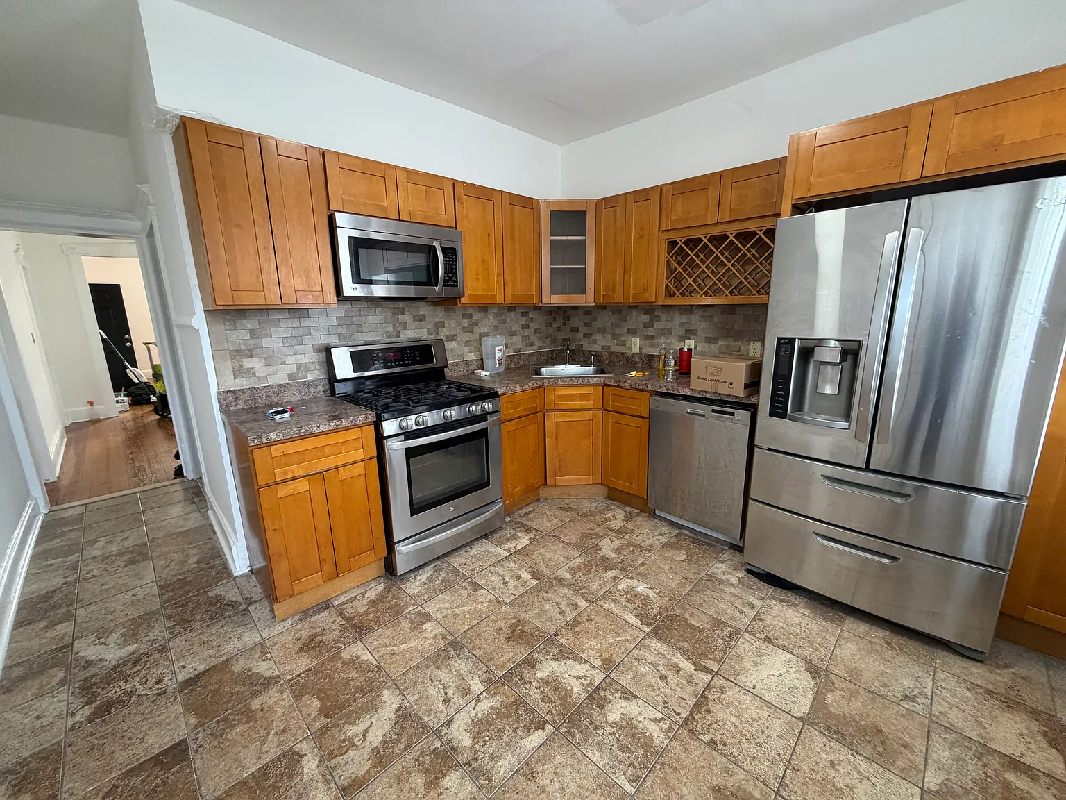 3 bed, 950 sqft, $2,700 — Photo 2