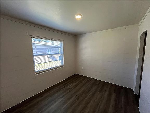 3rd image of 1339 Winnifred St #1339