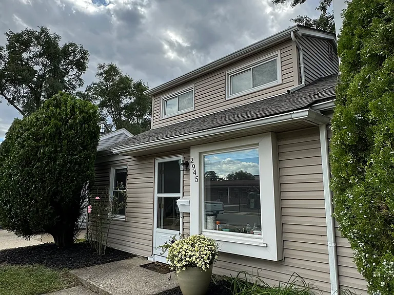 2945 Burdette St — Photo 2