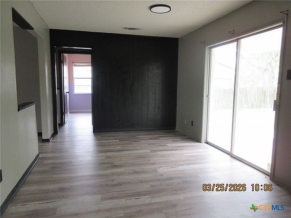 3rd image of 1401 Pine Dr