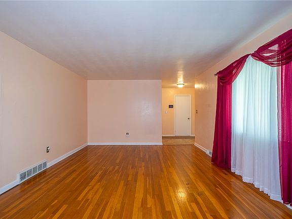 4th image of 2534 Baywood St