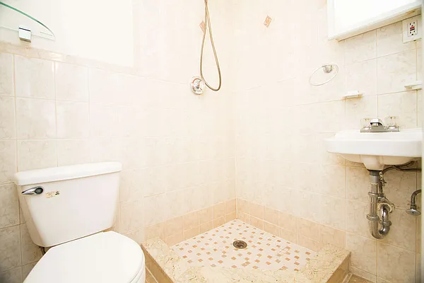 Rented by Nooklyn NYC LLC | media 4