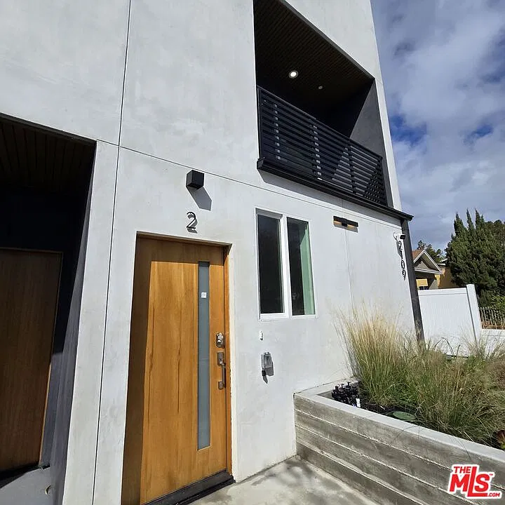 3 bed, 3.5 bath, 1600 sqft, $4,750 — Photo 2