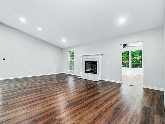 5th image of 71 Renfrew Dr