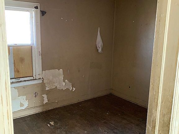 4th image of 2251 La Belle St