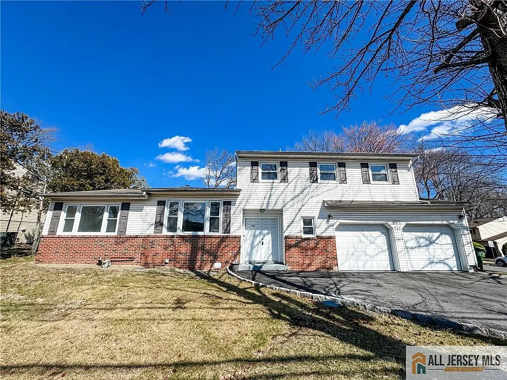 742 Grove Ave photo 1