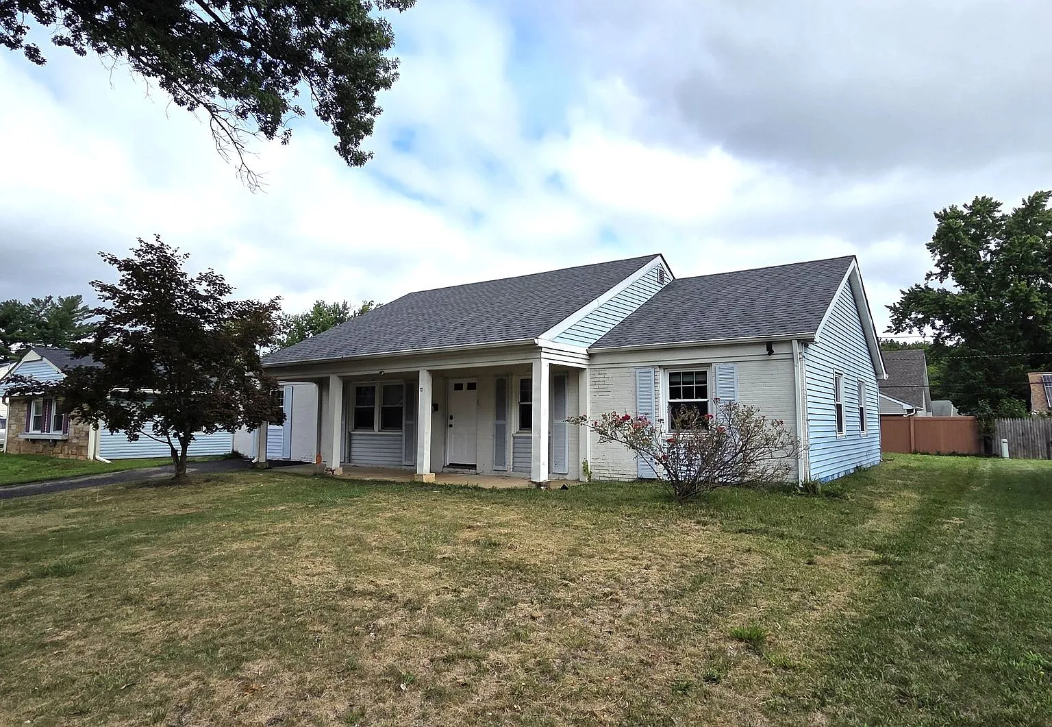 Spacious 3 Bedroom House for Rent — Photo 2
