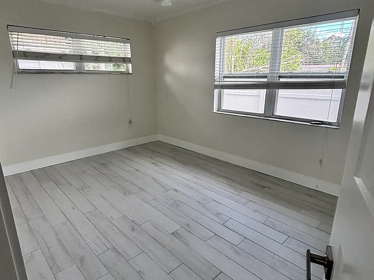 800 40th Ave NE — Photo 5