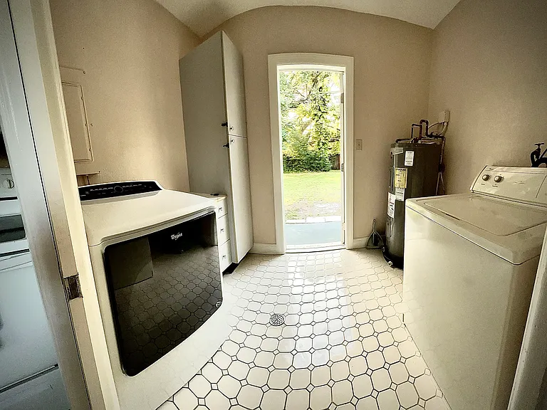 812 Bayou Ave #B — Photo 1