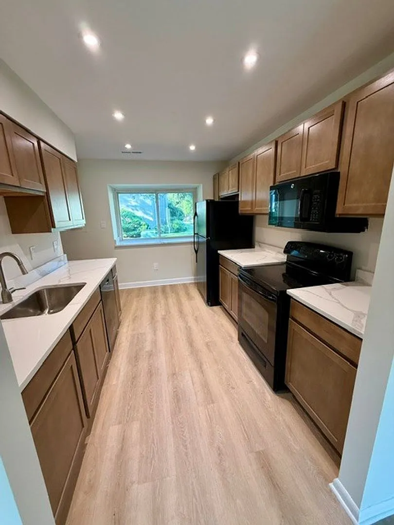 Coming soon! Townhome in Saltaire! — Photo 2