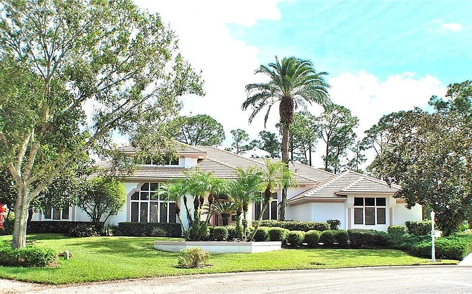 1422 SW Bluebird Cove,  CBS Custom Executive home on incredible .61 acre lot