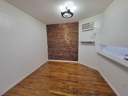 3rd image of 967 Columbus Ave APT 4