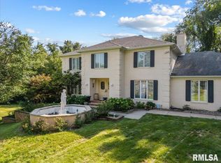 8 Red Oak Ct, Moline, IL 61265