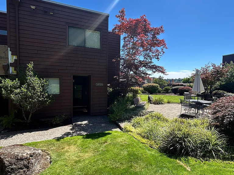 Private courtyard withoutdoor dining