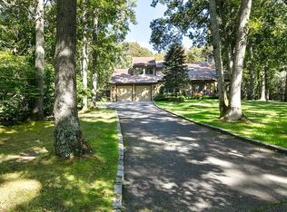 9 Woodland Ct, Sayville, NY 11782