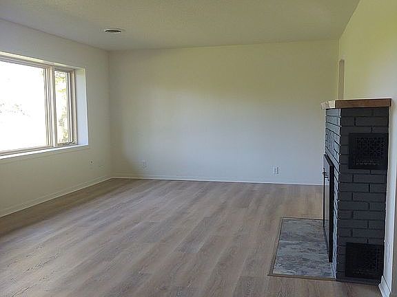13'3" x 22' Livingroom