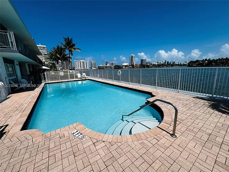 950 Bay Dr #6 — Photo 15