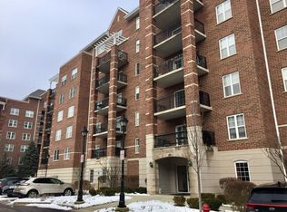 390 W Mahogany Ct UNIT 204, Palatine, IL 60067