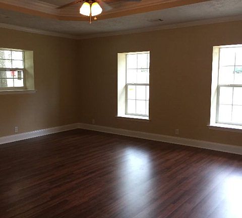 2nd image of 1100 Parkwood Cir