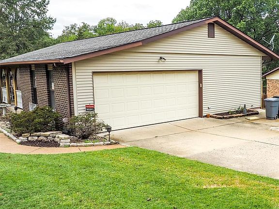 Side entry garage, oversized driveway, 2 car garage