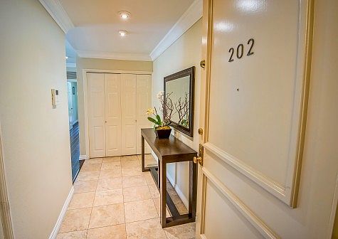 5th image of 621 S Barrington Ave APT 202