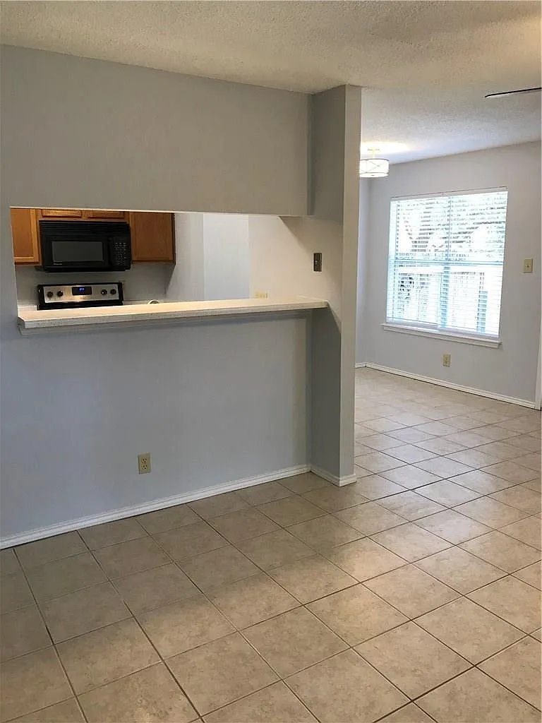 2 bed, 1.5 bath, 1820 sqft, $1,595 — Photo 3