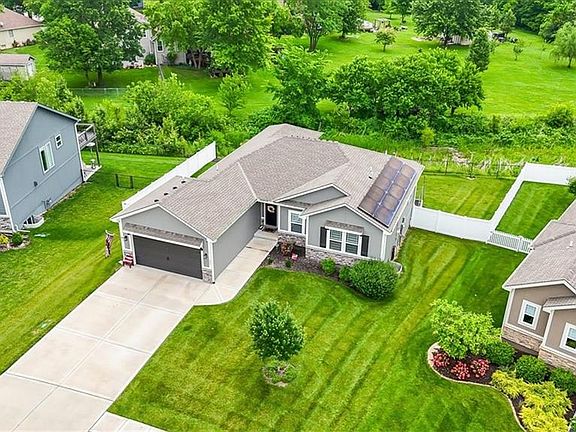 2nd image of 821 Cindy Ln