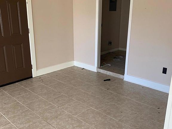 3rd image of 220 Lake St