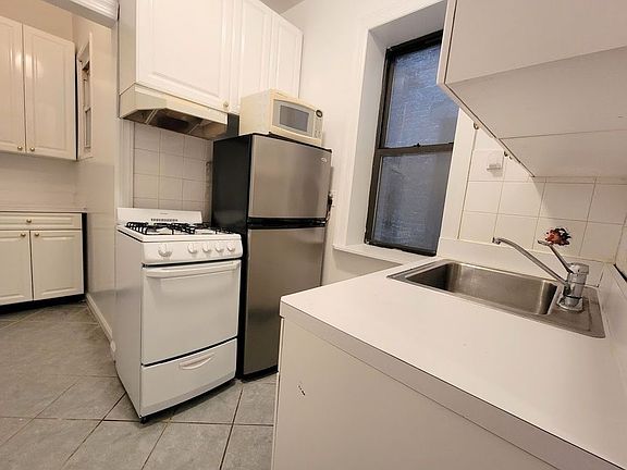 4th image of 146 W 10th St APT 2B