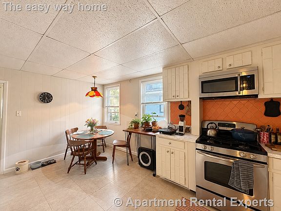3rd image of 14 Oxford St #3