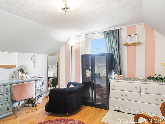 5th image of 948 Columbia Ave
