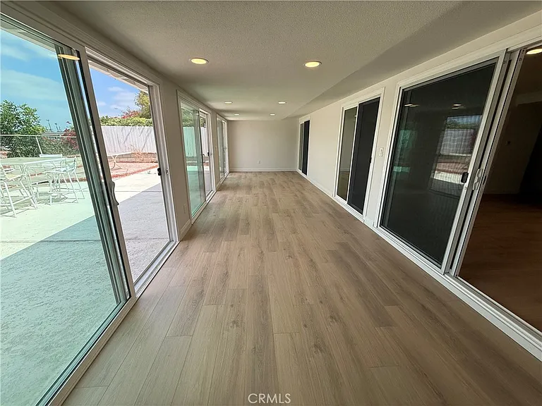 5621 Kenwood Ave — Photo 17