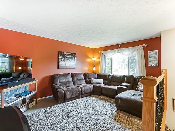 5th image of 529 Surrey Ln