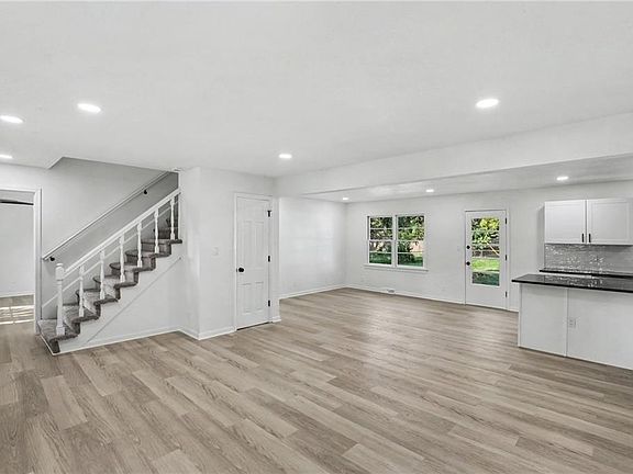 5th image of 610 NE Magnolia St