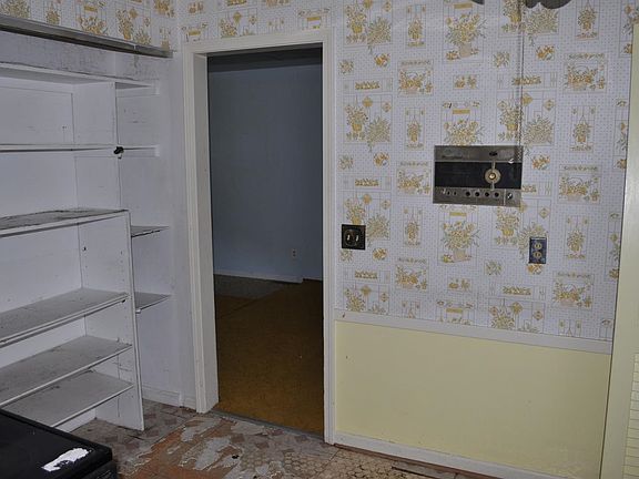 5th image of 266 Elmhurst St