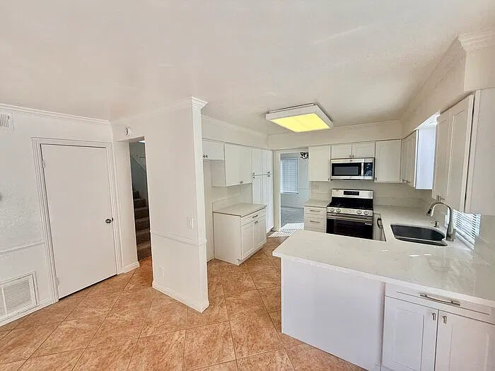 4 bed, 2.5 bath, 1640 sqft, $3,095 — Photo 3