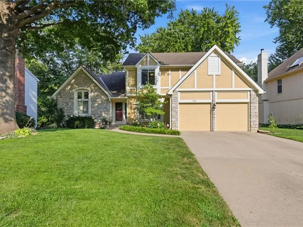 8531 Hallet St, Lenexa, KS 66215