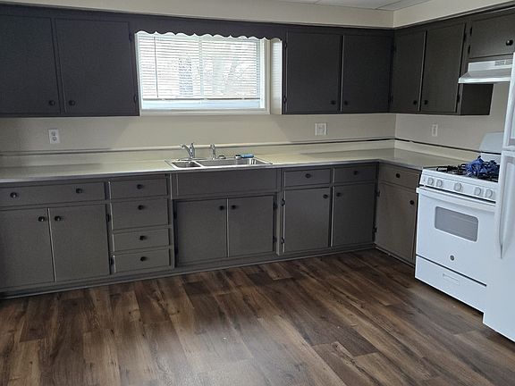 3rd image of 665 W Broadway St