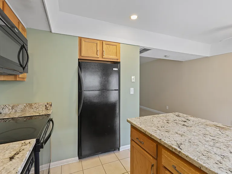 943 Manor Ln — Photo 12