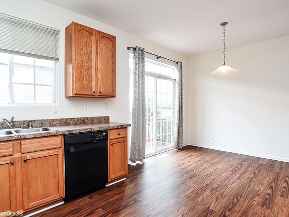 4th image of 77 Thomas Ct