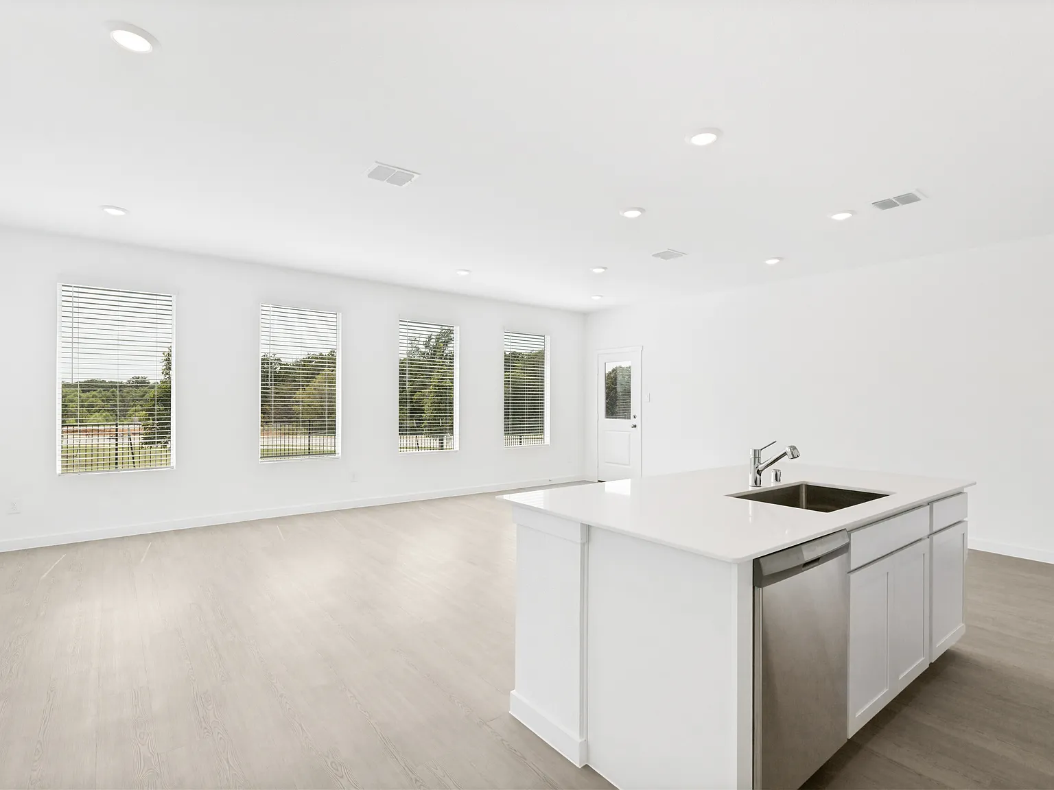 4 bed, 1902 sqft, $2,495 — Photo 4
