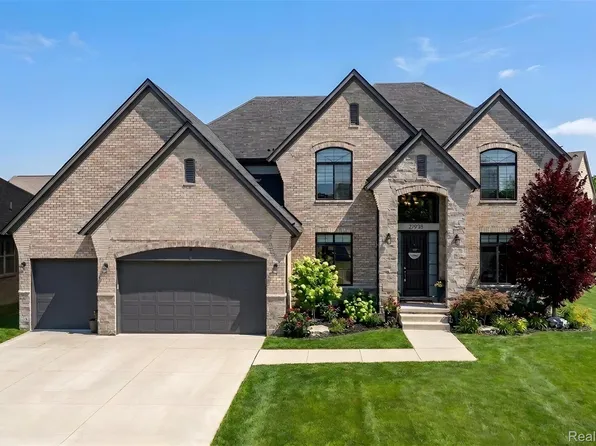 21924 E Majestic Dr, Macomb, MI 48044