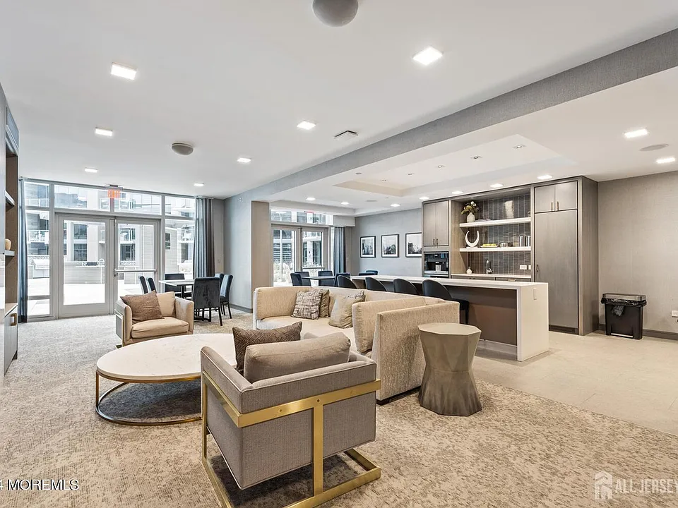 15 Morris Ave #308