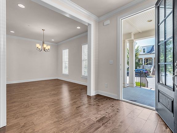 SPACIOUS ENTRY FOYER
