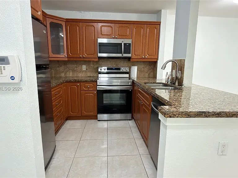 403 SW 148th Ave #3B — Photo 2